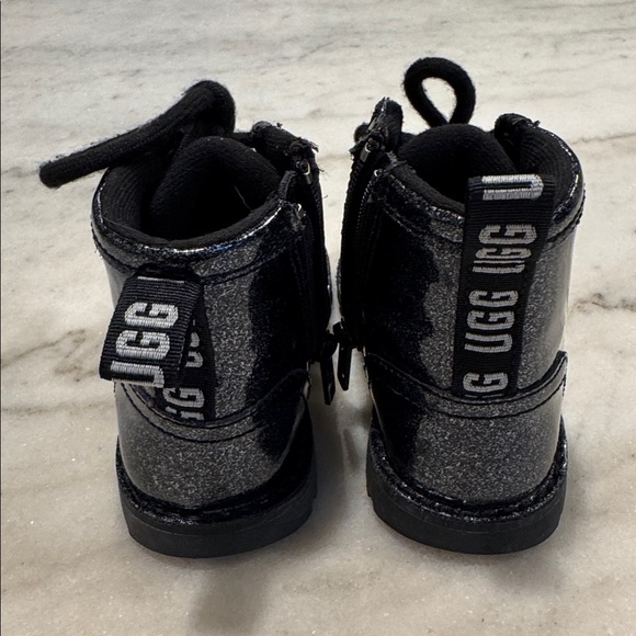 UGG - Picture 4 of 7